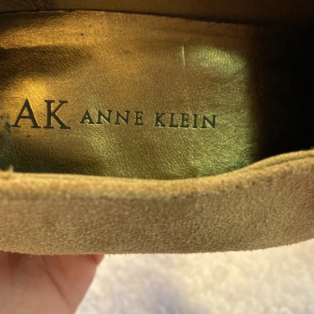Anne Klein Winterlyn Tan Leather Upper Suede 3.5” Patent Heel EUC Size 8.5
